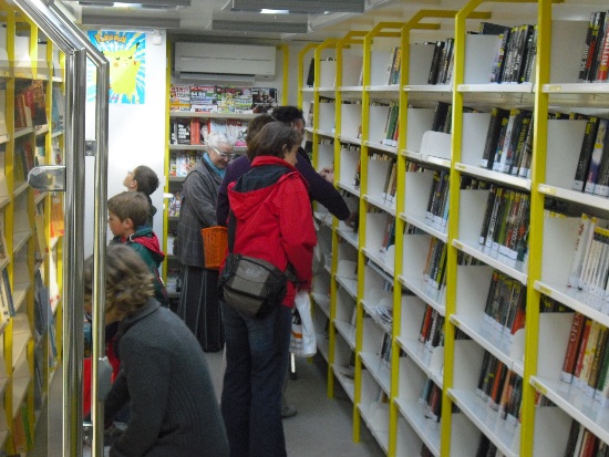 Der neue Bücherbus wird angenommen. An allen Haltestellen kommen viele Leser - den neuen Bus begutachten und natürlich neu ausleihen.